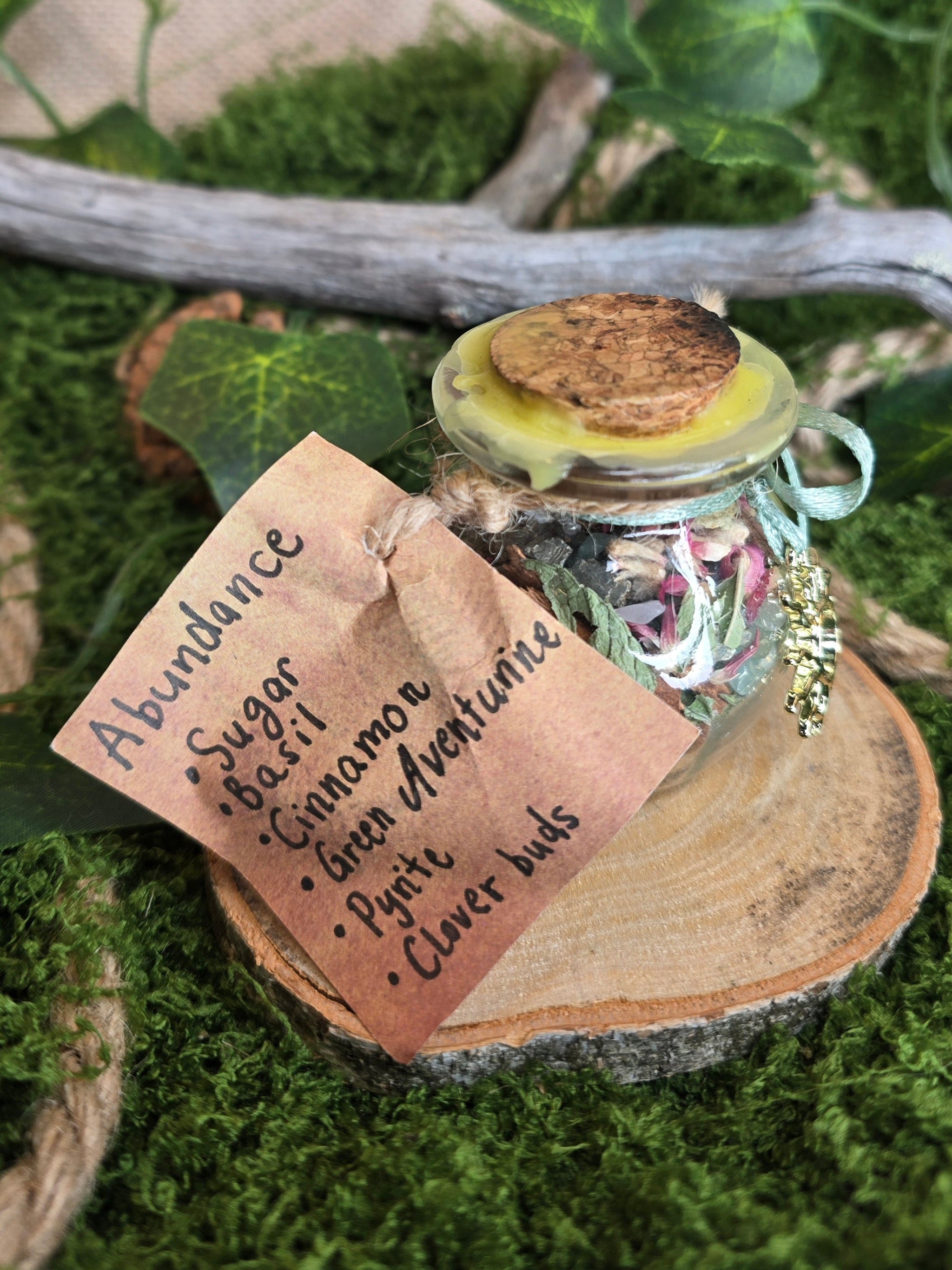 Loitsupullo, sisältö:sokeri, basilika, kaneli, vihreä aventuriini, pyriitti, apilan nuput