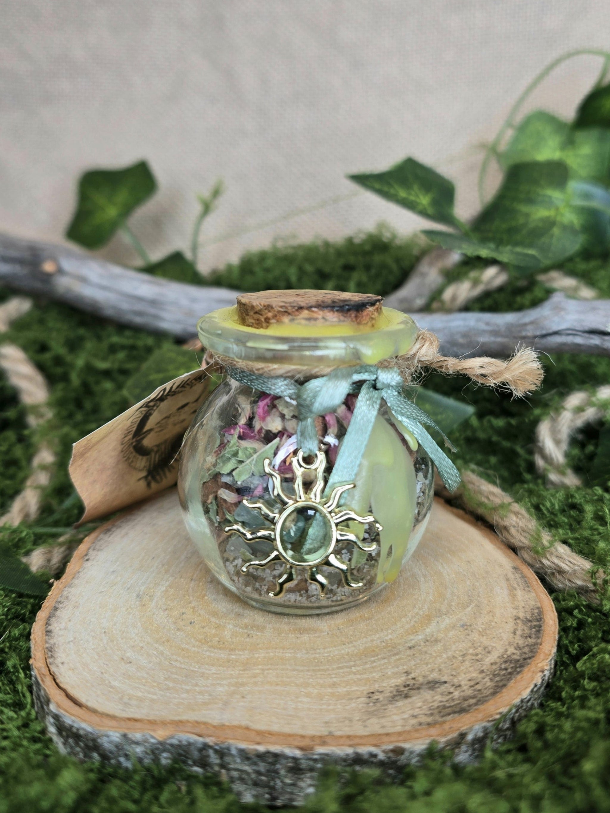 Loitsupullo, sisältö:sokeri, basilika, kaneli, vihreä aventuriini, pyriitti, apilan nuput