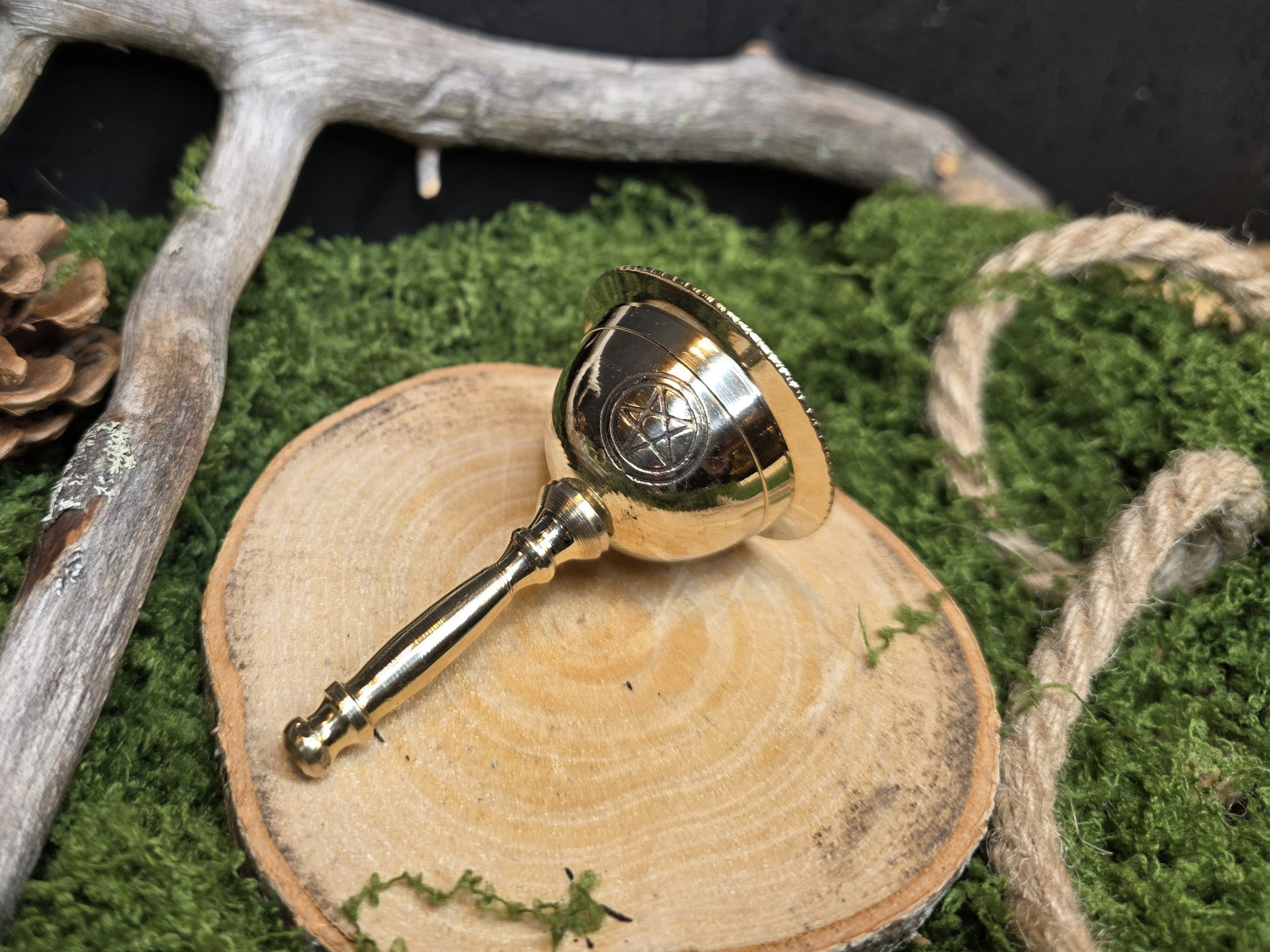 Metallinen alttarikello pentagram kuviolla.