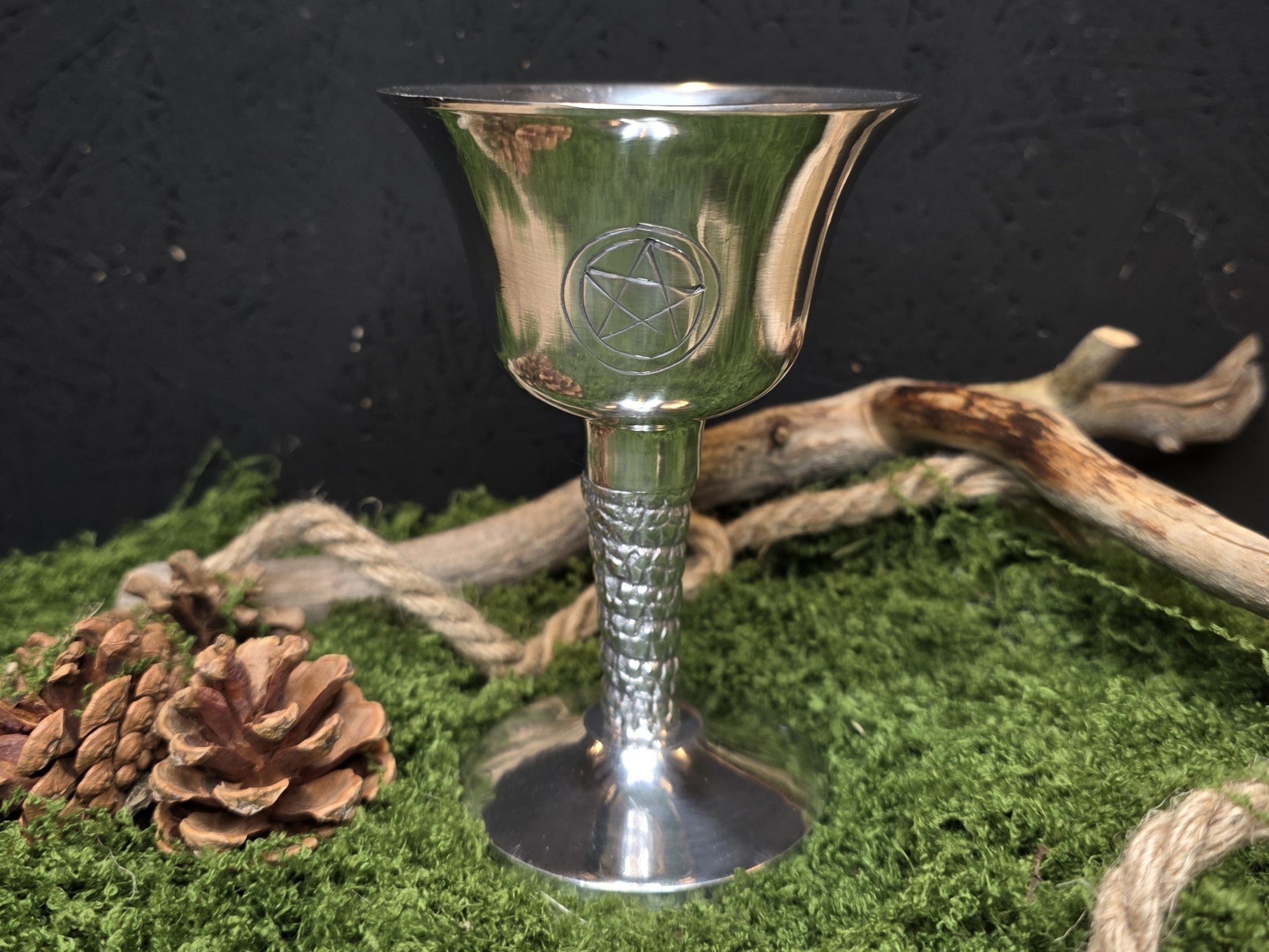 Hopean värinen alttarimalja, jossa pentagram kuvio.