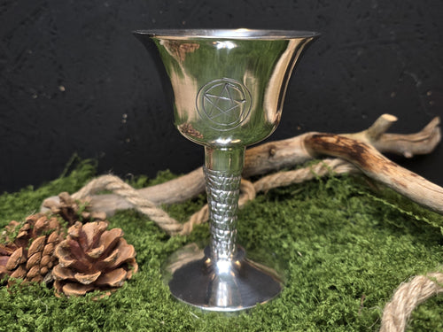 Hopean värinen alttarimalja, jossa pentagram kuvio.