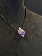 Ametisti nahkanauhassa.