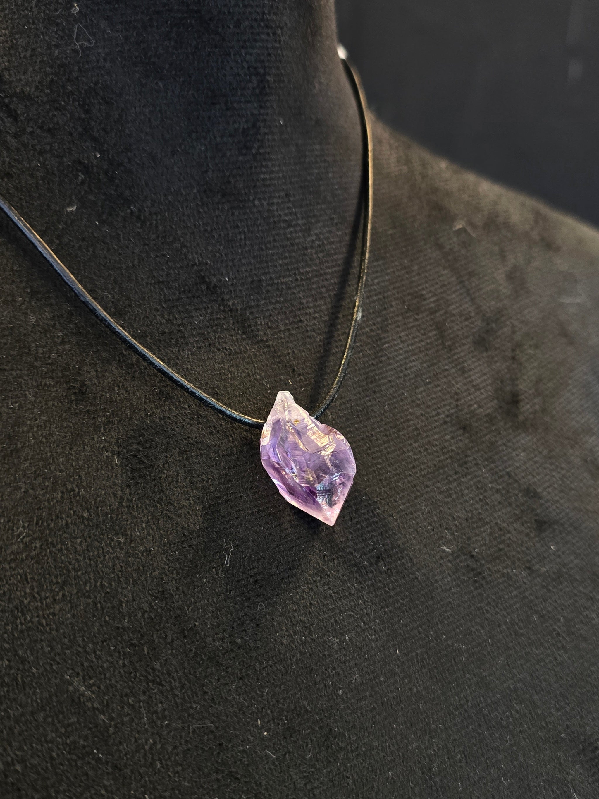 Ametisti nahkanauhassa.