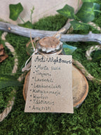 Loitsupullo sisältö: musta suola, tinjami, laventeli, laakerinlehti, katajanmarja, kuukivi, tähtianis, ametisti