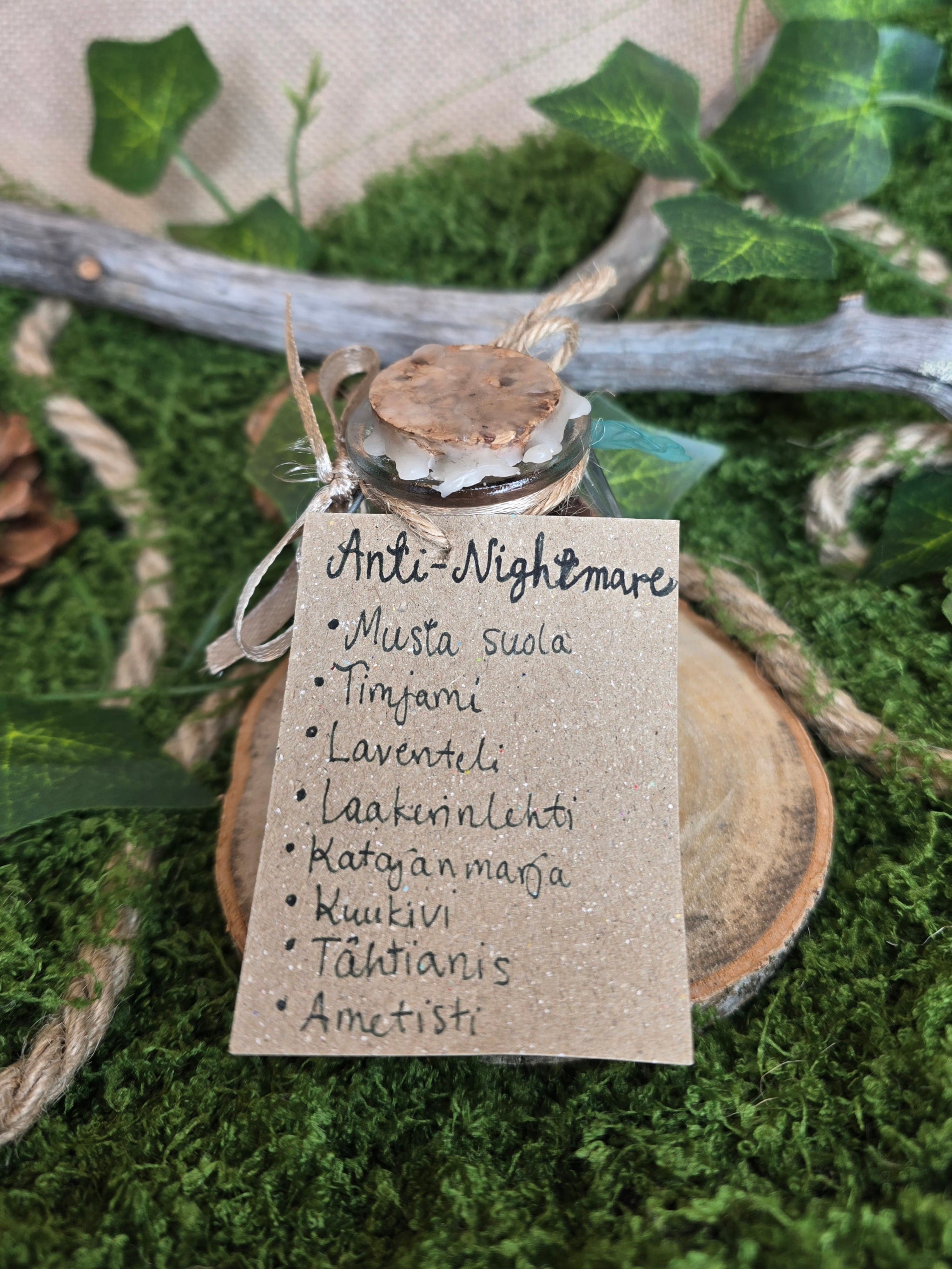 Loitsupullo sisältö: musta suola, tinjami, laventeli, laakerinlehti, katajanmarja, kuukivi, tähtianis, ametisti