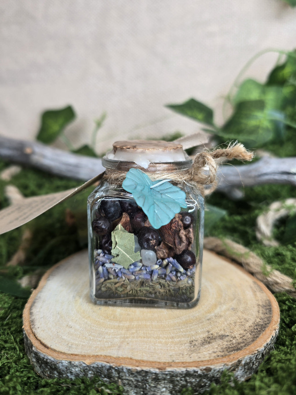 Loitsupullo sisältö: musta suola, tinjami, laventeli, laakerinlehti, katajanmarja, kuukivi, tähtianis, ametisti