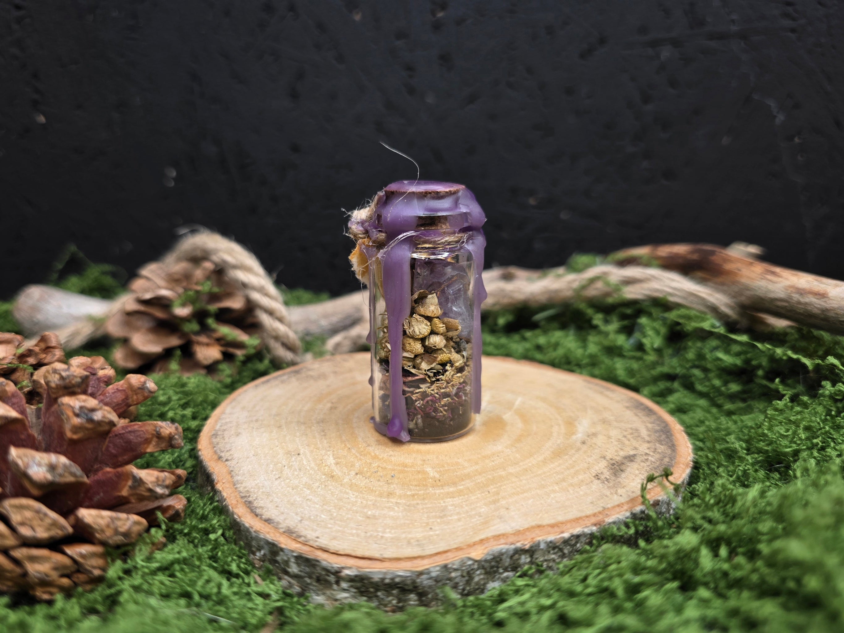 Loitsupullo sisältö: musta suola, kamomilla, ruusunlehti, laventeli, ametisti ja violetti vaha.