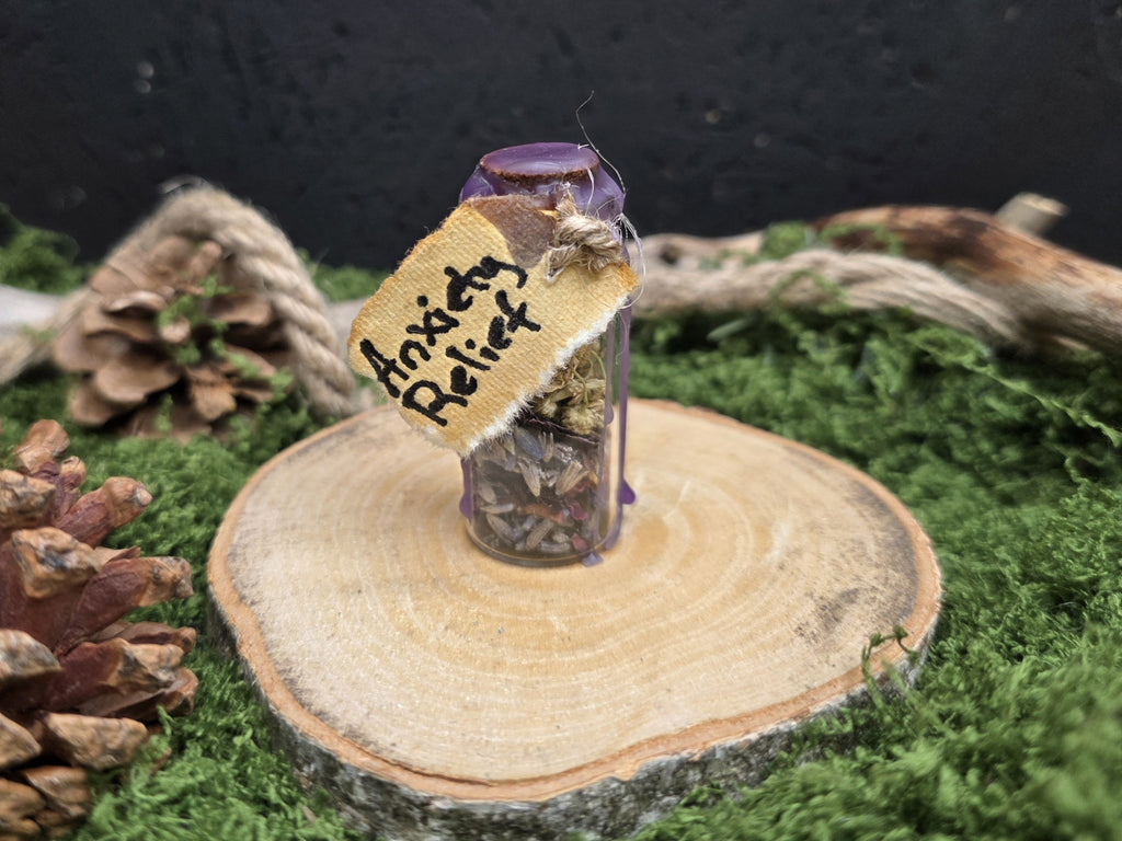 Loitsupullo sisältö: musta suola, kamomilla, ruusunlehti, laventeli, ametisti ja violetti vaha.