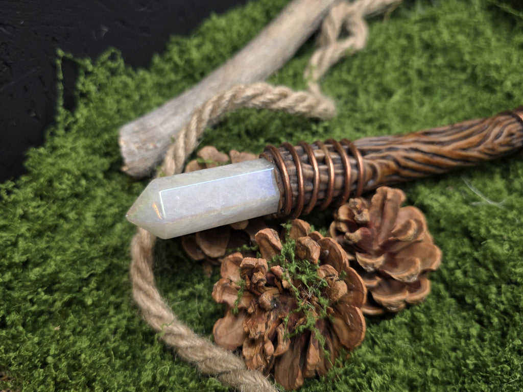 Aurakvartsi kivi, puukuvioidun epoksihartsista valmistetun 29 cm pitkän sauvan kärjessä.