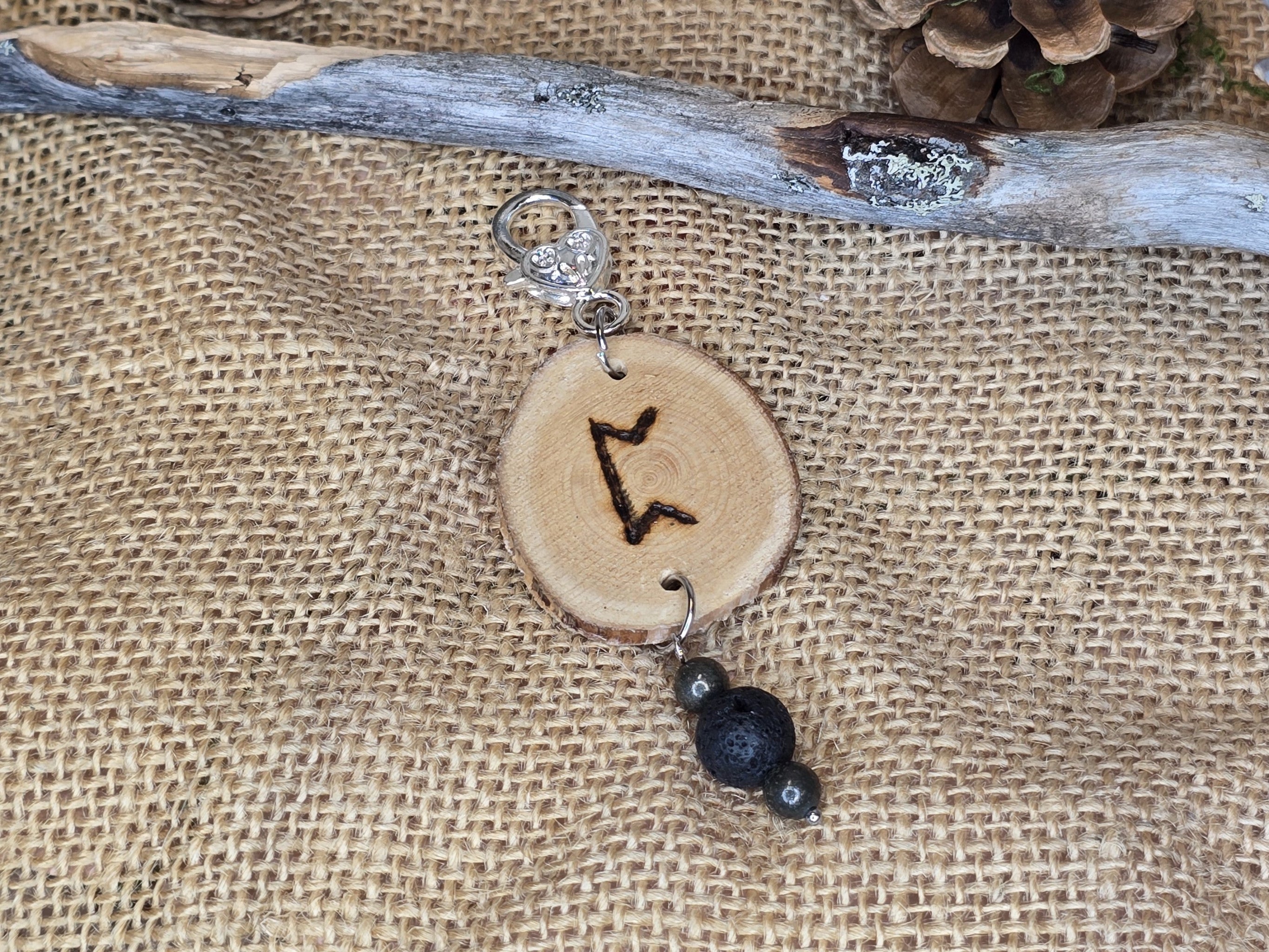 Avaimenperä, Puukiekko, jossa polttokuvioitu perth-riimu, pyriitti- ja laavakivihelmet. 