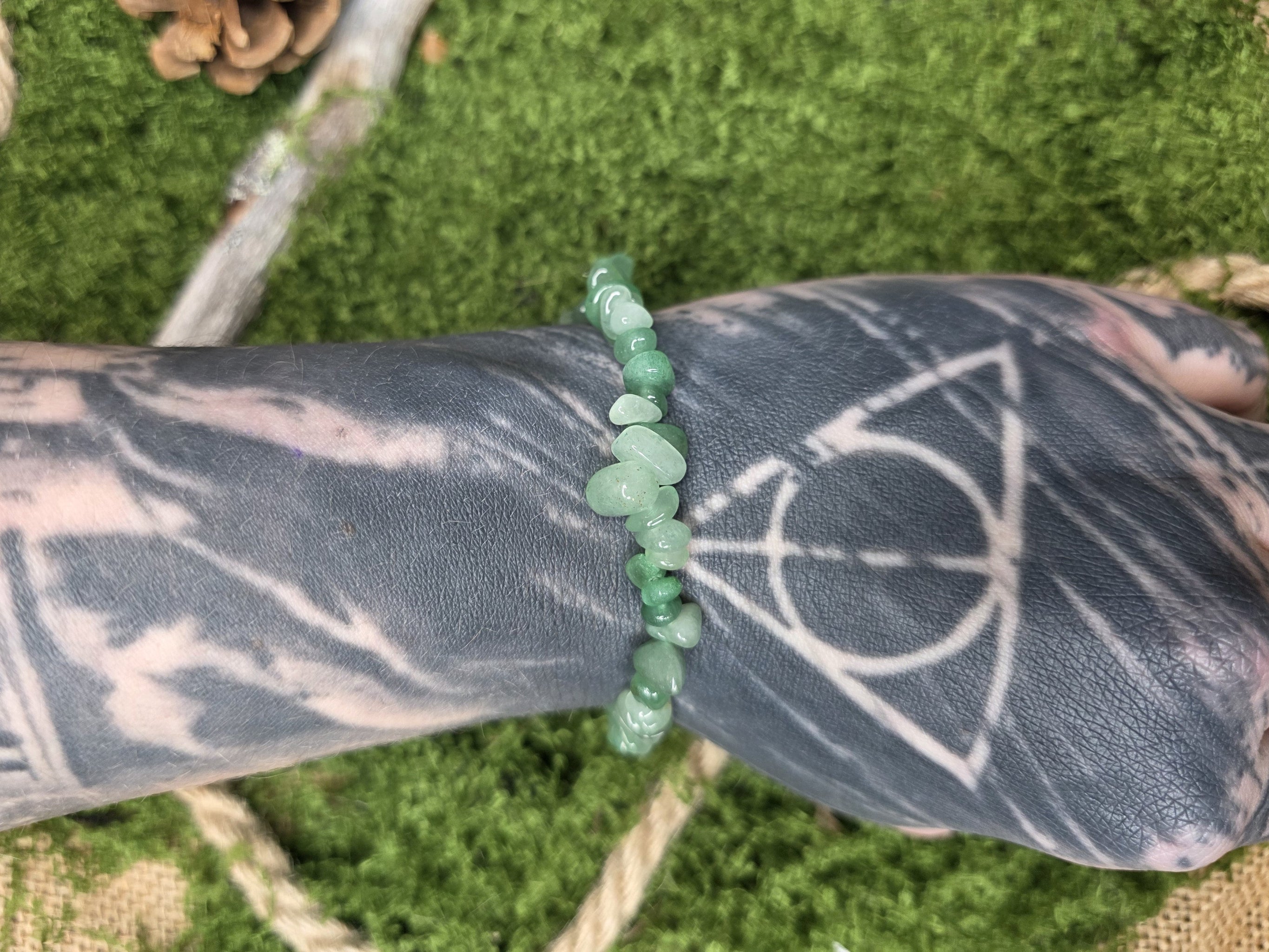 Aventuriini kivisiruista valmistettu rannekoru mallin kädessä. 