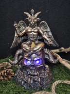 Babhomet ja pääkallo aiheinen suitsukepoltin kartiosuitsukkeille. Pääkallon silmiin syttyy eri väriset valot, toimii paristoilla. 