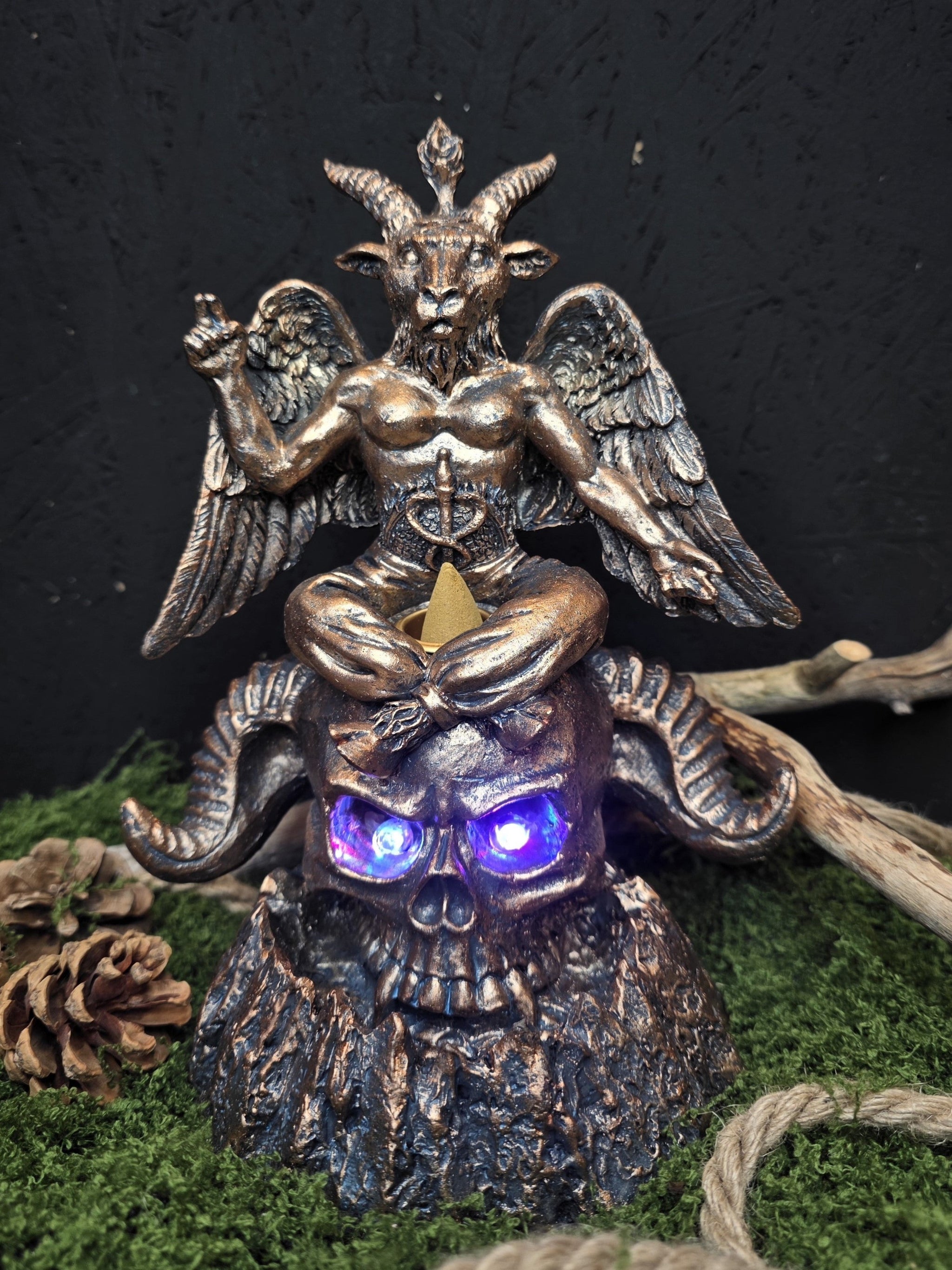 Babhomet ja pääkallo aiheinen suitsukepoltin kartiosuitsukkeille. Pääkallon silmiin syttyy eri väriset valot, toimii paristoilla. 