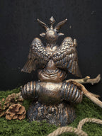 Babhomet ja pääkallo aiheinen suitsukepoltin kartiosuitsukkeille. Pääkallon silmiin syttyy eri väriset valot, toimii paristoilla. Patsas takaa.