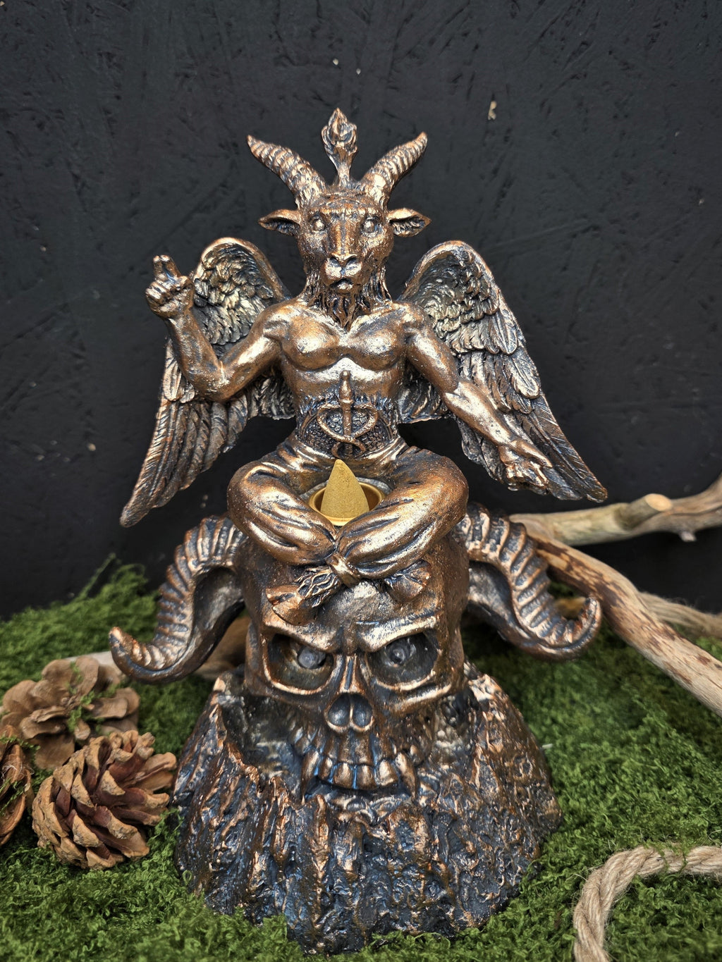 Babhomet ja pääkallo aiheinen suitsukepoltin kartiosuitsukkeille. Pääkallon silmiin syttyy eri väriset valot, toimii paristoilla. 