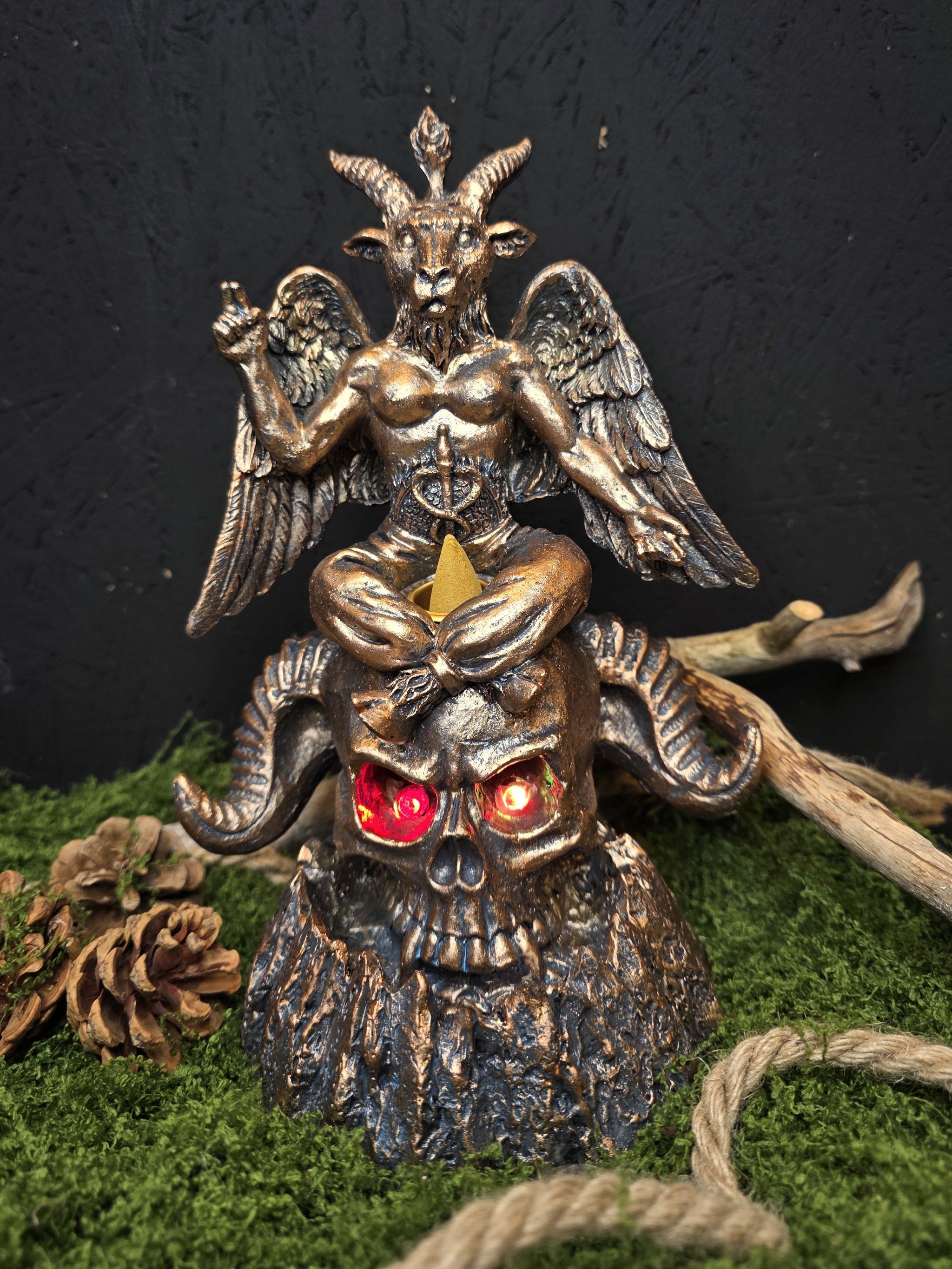 Babhomet ja pääkallo aiheinen suitsukepoltin kartiosuitsukkeille. Pääkallon silmiin syttyy eri väriset valot, toimii paristoilla. 