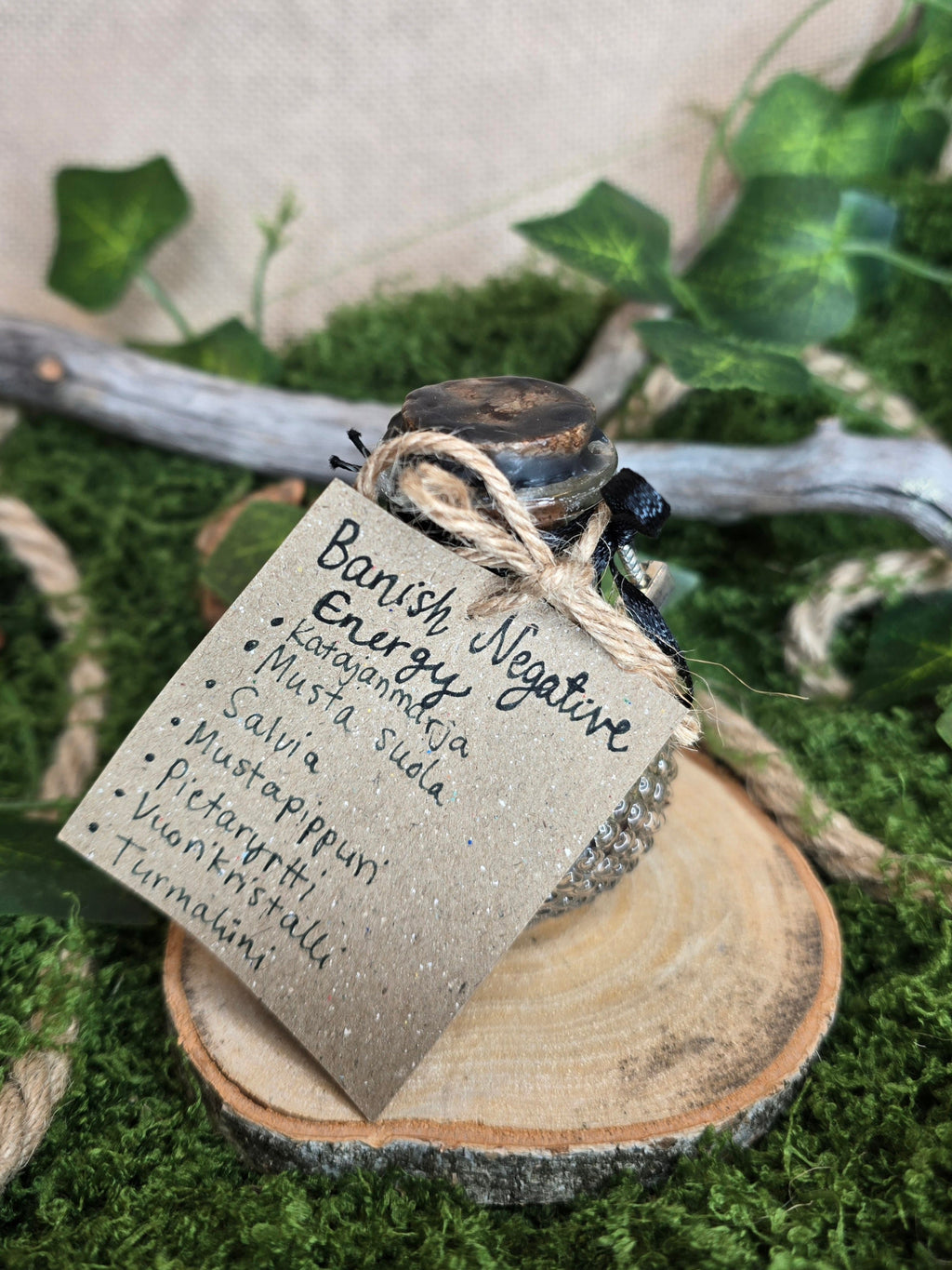 Loitsupullon sisältö: katajanmarja, musta suola, salvia, mustapippuri, pietaryrtti,vuorikristalli, turmaliini