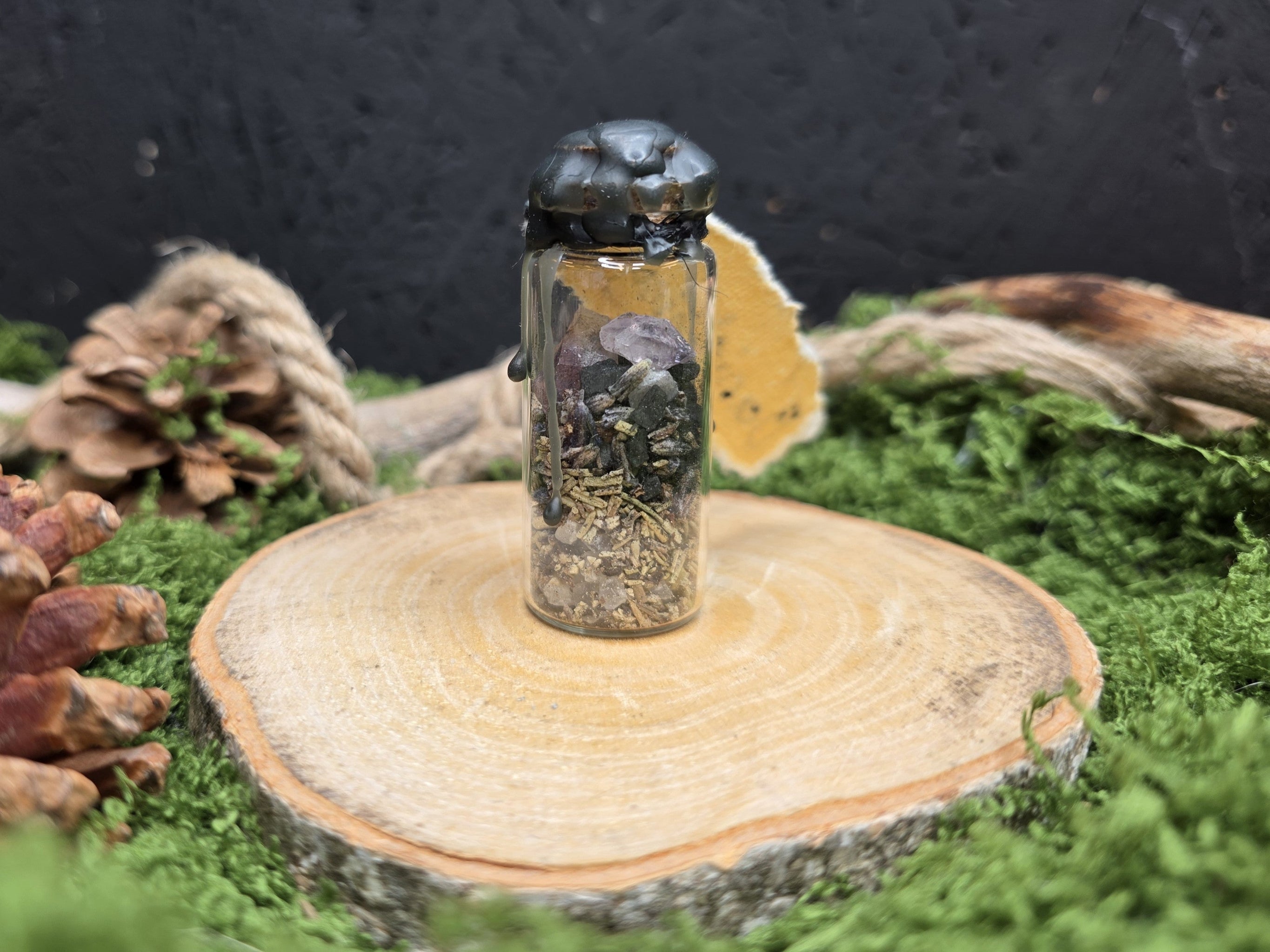 Loitsupullon sisältö:merisuola, laventeli, musta pippuri, rosmariini, musta suola, ametisti, turmaliini ja musta vaha.