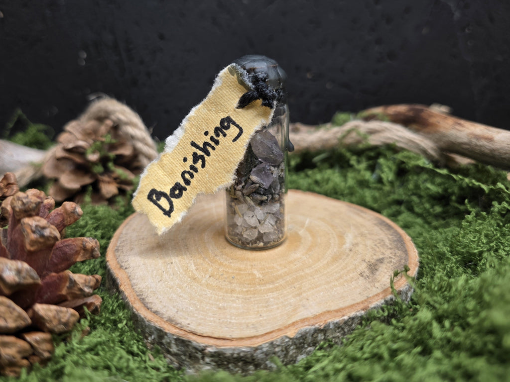 Loitsupullon sisältö:merisuola, laventeli, musta pippuri, rosmariini, musta suola, ametisti, turmaliini ja musta vaha.