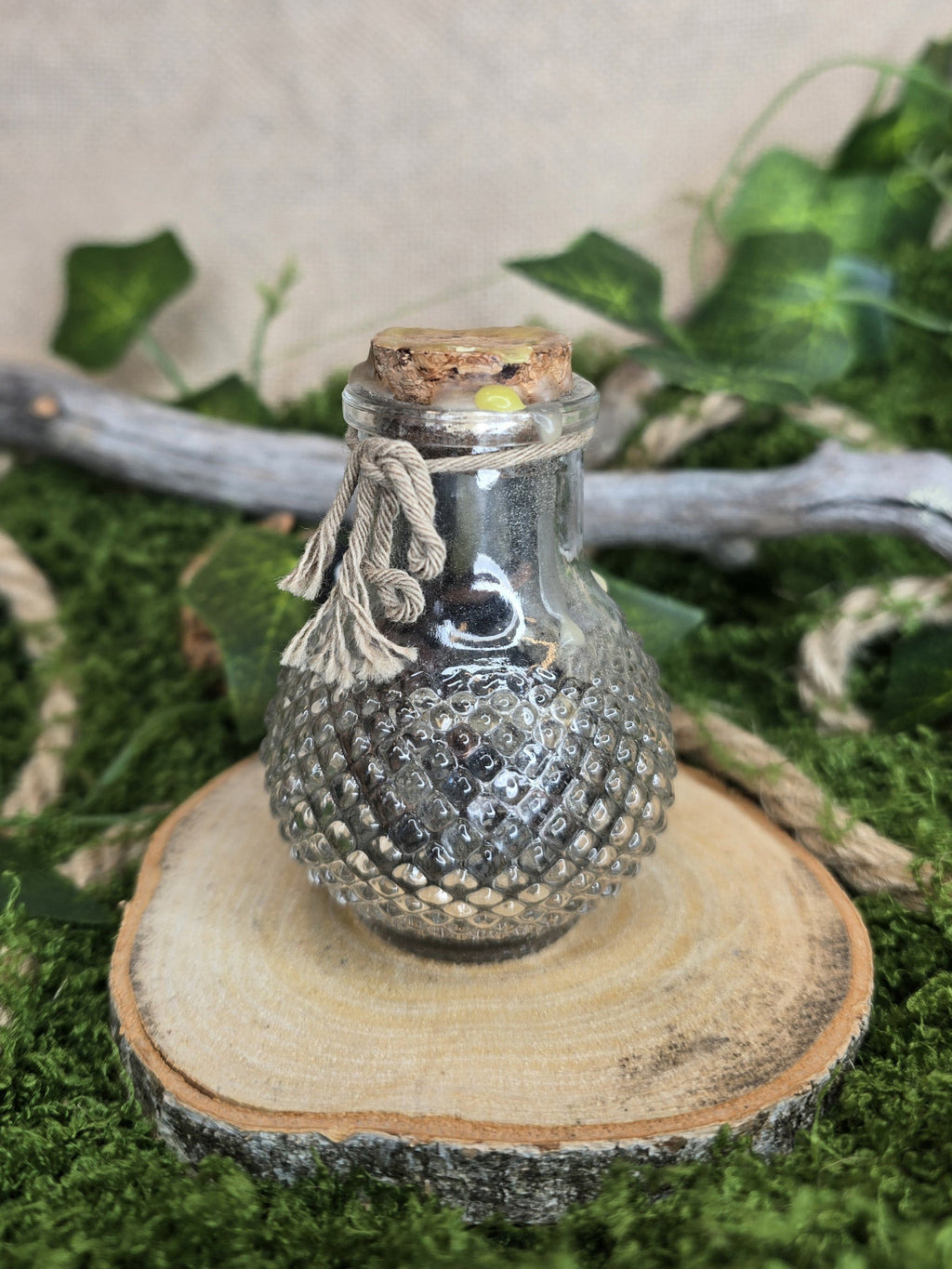 Loitsupullo sisältö: musta suola, kaneli, mustapippuri, appelsiini, inkivääri, karneoli