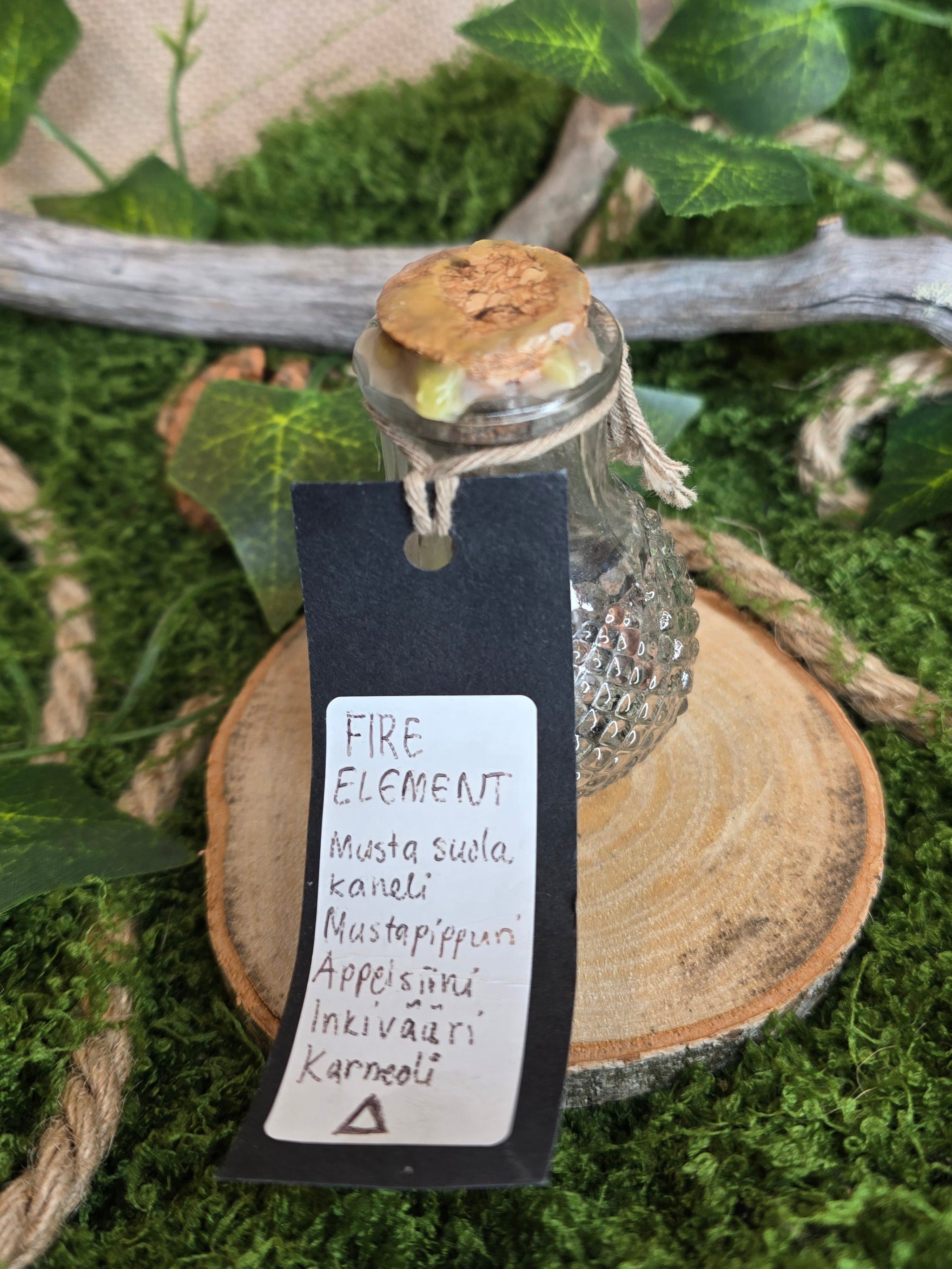 Loitsupullo sisältö: musta suola, kaneli, mustapippuri, appelsiini, inkivääri, karneoli