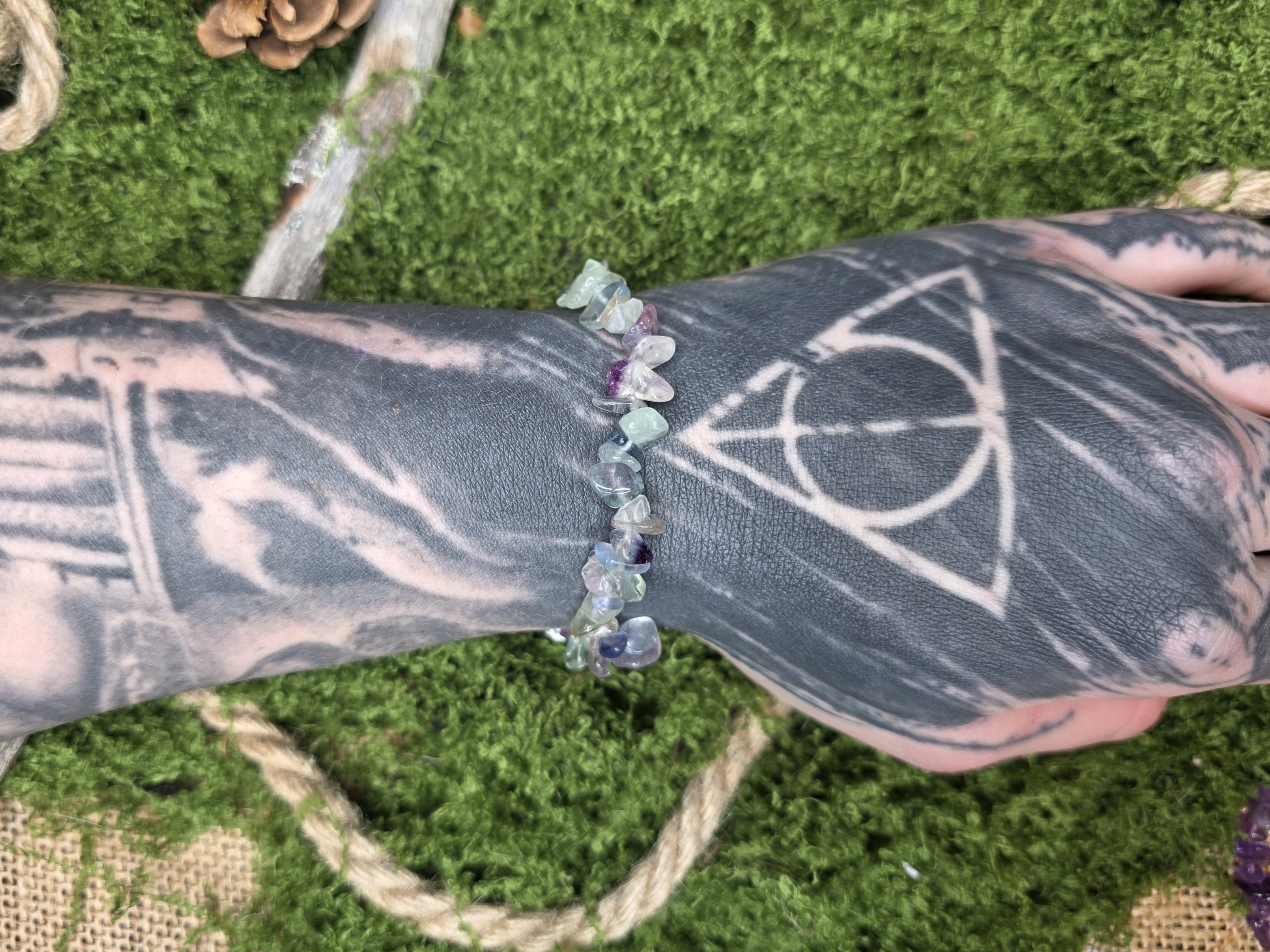 Fluoriitti kivisiruista valmistettu rannekoru mallin kädessä. 