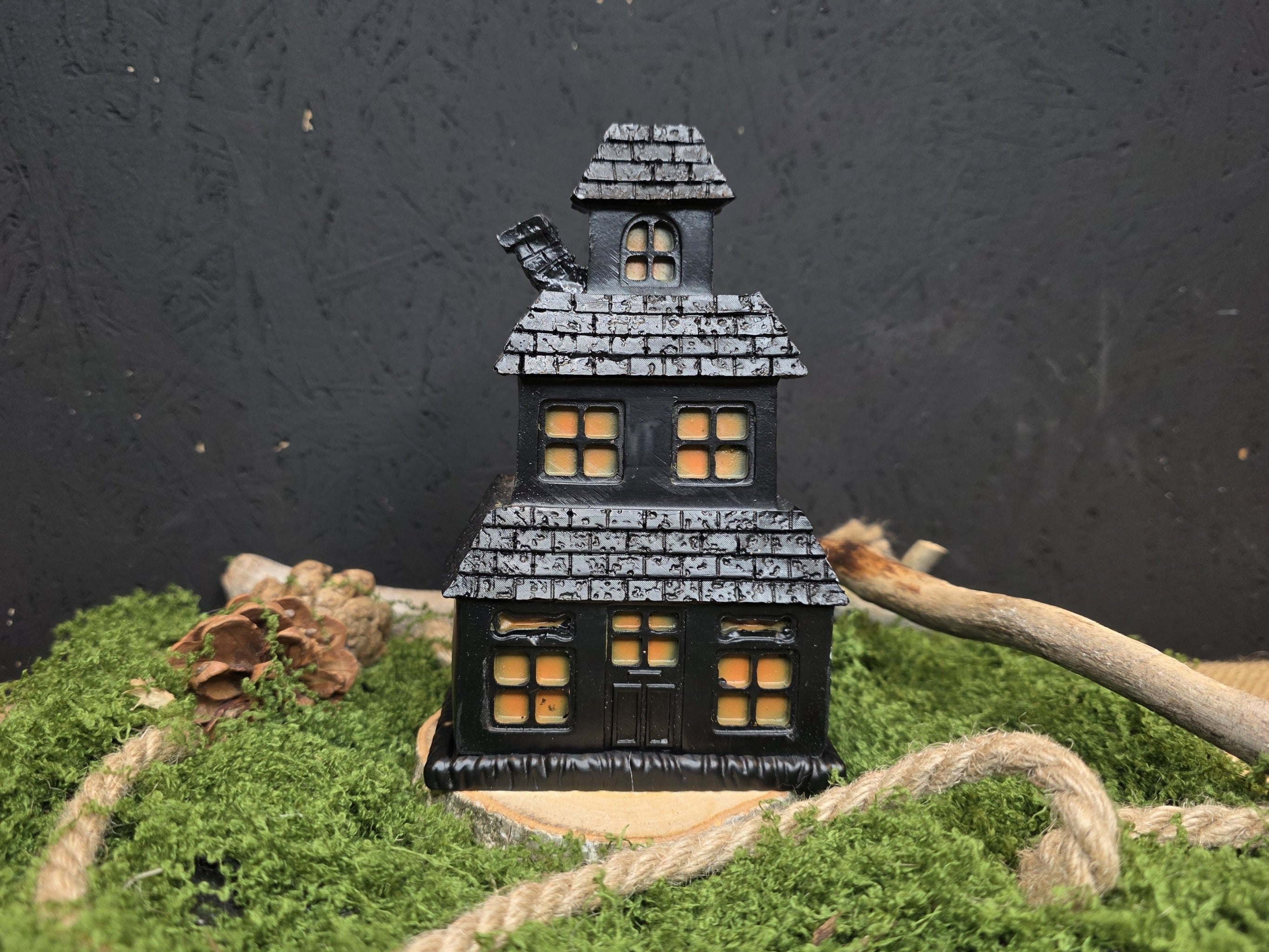 Kummitustalon mallinen suitsukepoltin.