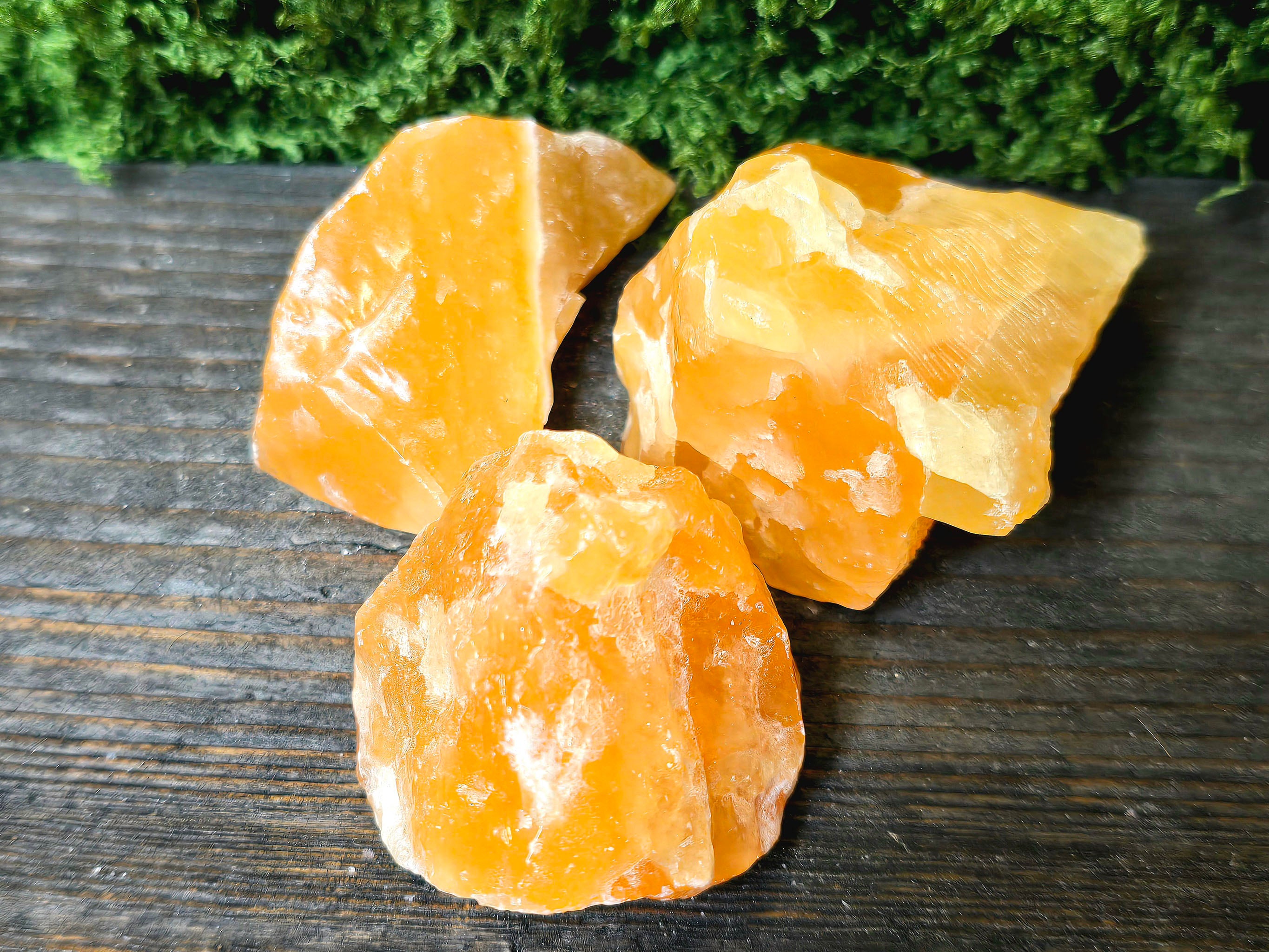 Hunajakalsiitti raakapala