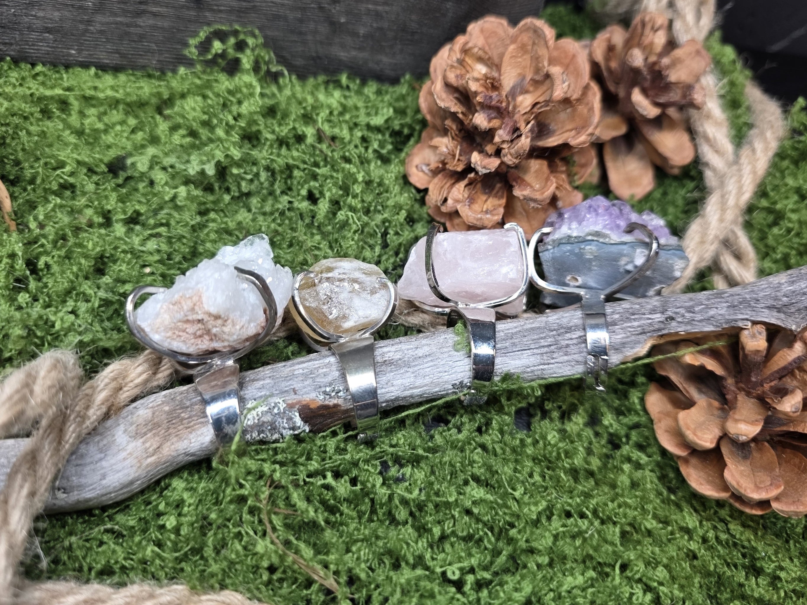 Isot säädettävät kristallisormukset