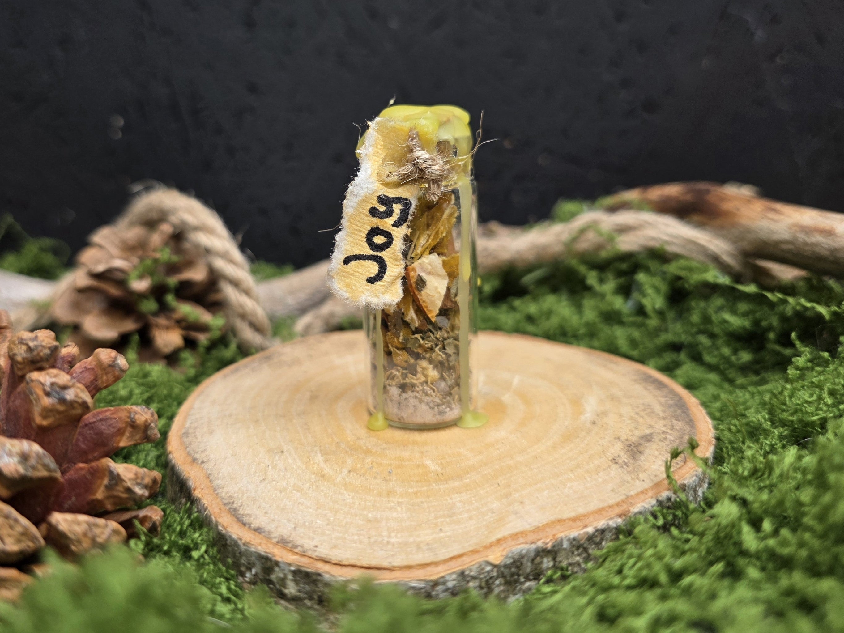 Loitsupullo sisältö:merisuola, kamomilla, minttu, kanelitanko, appelsiini, tiikerinsilmä ja keltainen vaha.