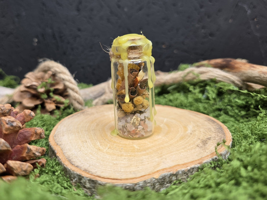 Loitsupullo sisältö:merisuola, kamomilla, minttu, kanelitanko, appelsiini, tiikerinsilmä ja keltainen vaha.