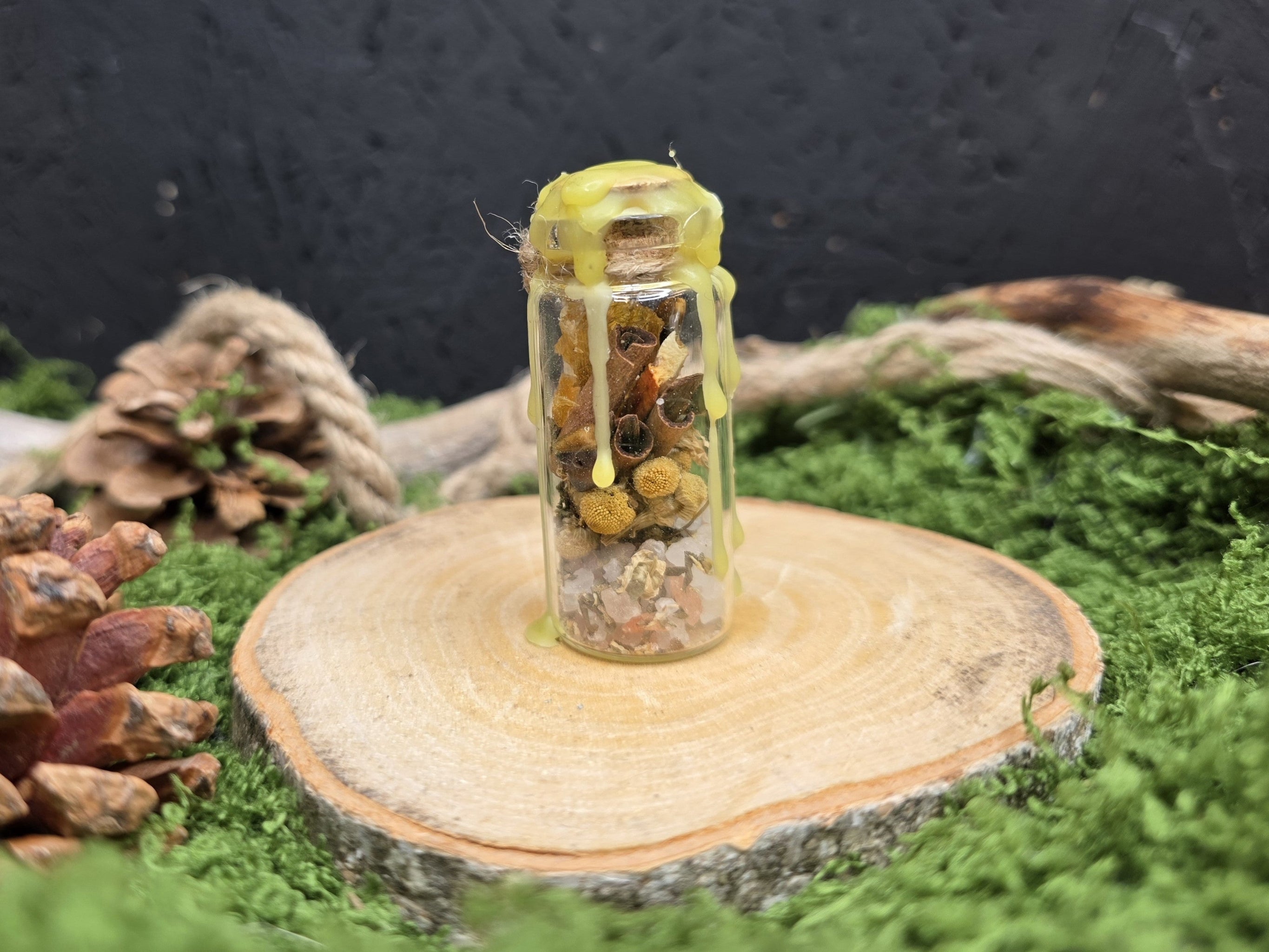 Loitsupullo sisältö:merisuola, kamomilla, minttu, kanelitanko, appelsiini, tiikerinsilmä ja keltainen vaha.