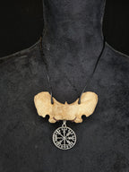 Kauriin atlasnikamasta valmistettu kaulakoru vegvisir riipuksella. 