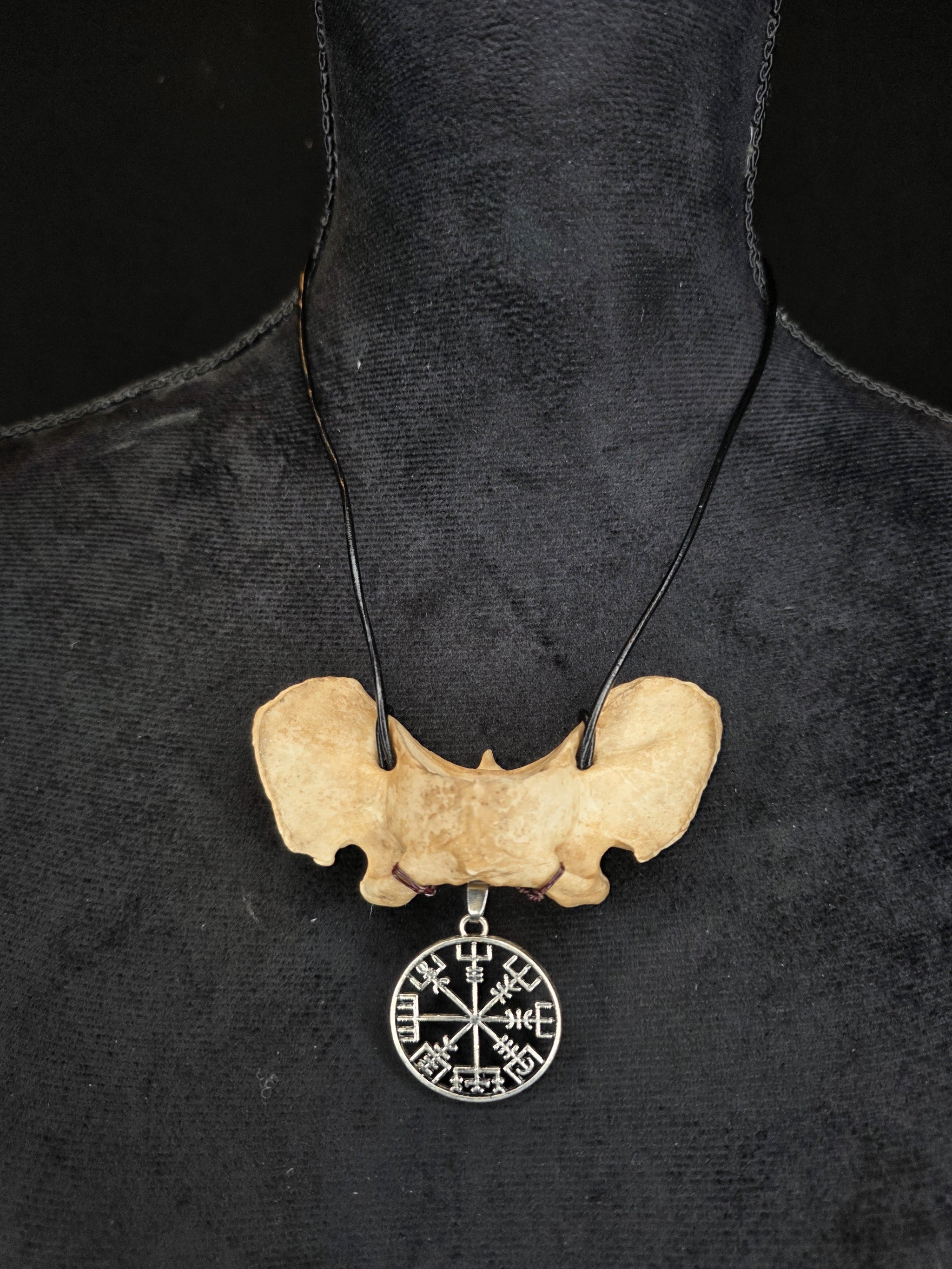 Kauriin atlasnikamasta valmistettu kaulakoru vegvisir riipuksella. 