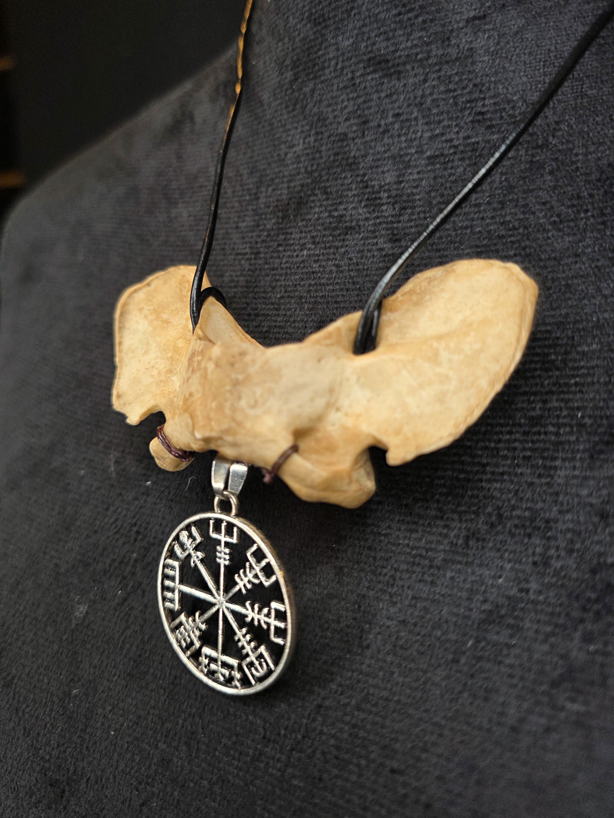 Kauriin atlasnikamasta valmistettu kaulakoru vegvisir riipuksella. 