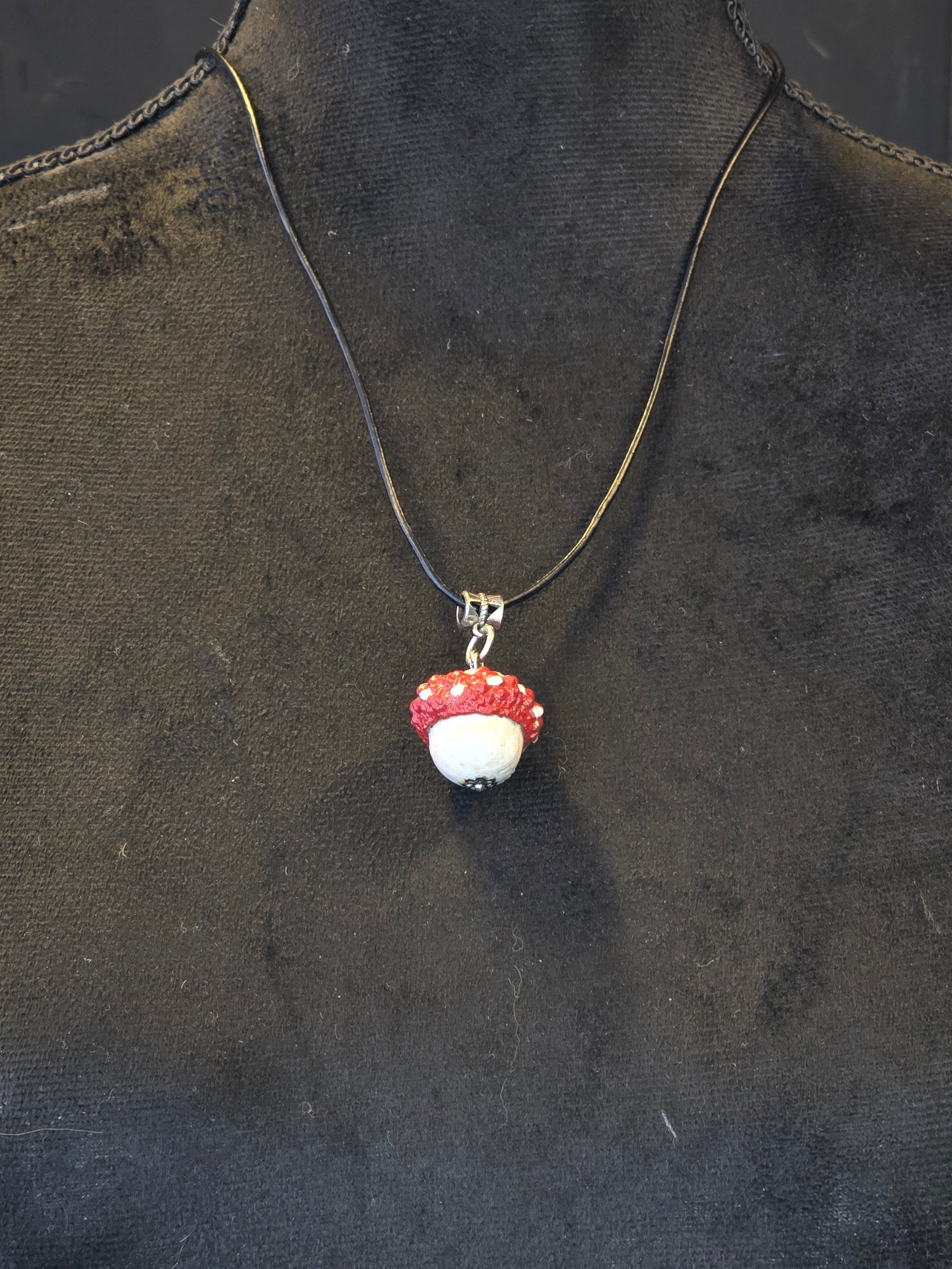 Kärpässieneksi akryylimaalattu tammenterhon hattu, kaulakoru.