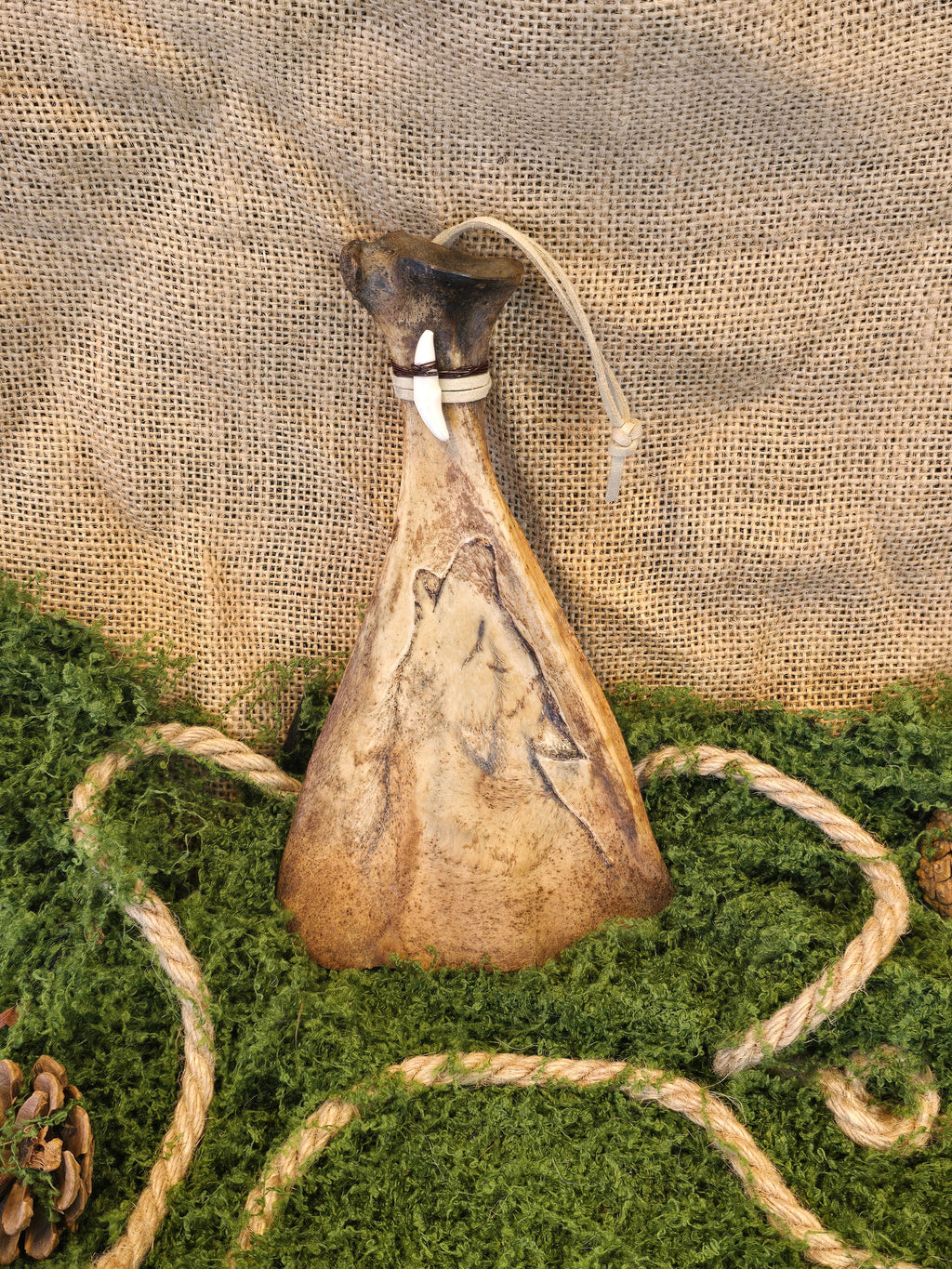 kauriin lapaluu koriste, jossa ketunhammas ja polttokuvioitu susi.