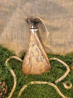 kauriin lapaluu koriste, jossa ketunhammas ja polttokuvioitu susi.