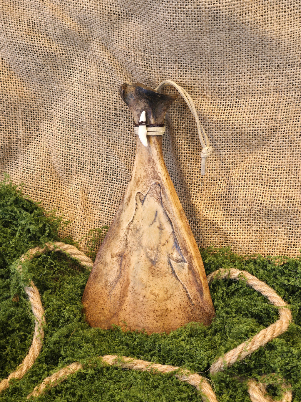 kauriin lapaluu koriste, jossa ketunhammas ja polttokuvioitu susi.