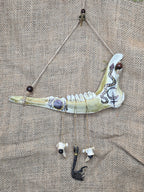 Kauriin leukaluu seinäkoriste, Lilith symbolilla. 