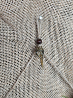 Kauriin leukaluu seinäkoriste, Lilith symbolilla. Lähikuva seinäkiinnityksestä.