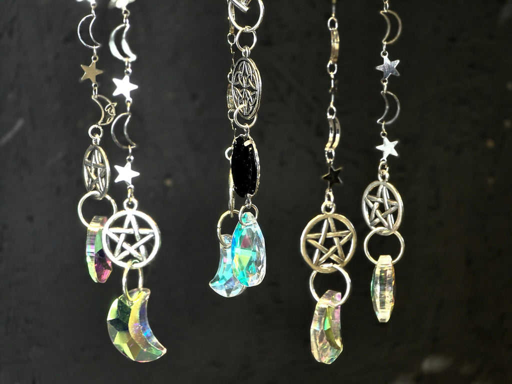 Musta kyaniitti aurinkosieppari, kuu kristalleilla ja pentagram symboleilla. 