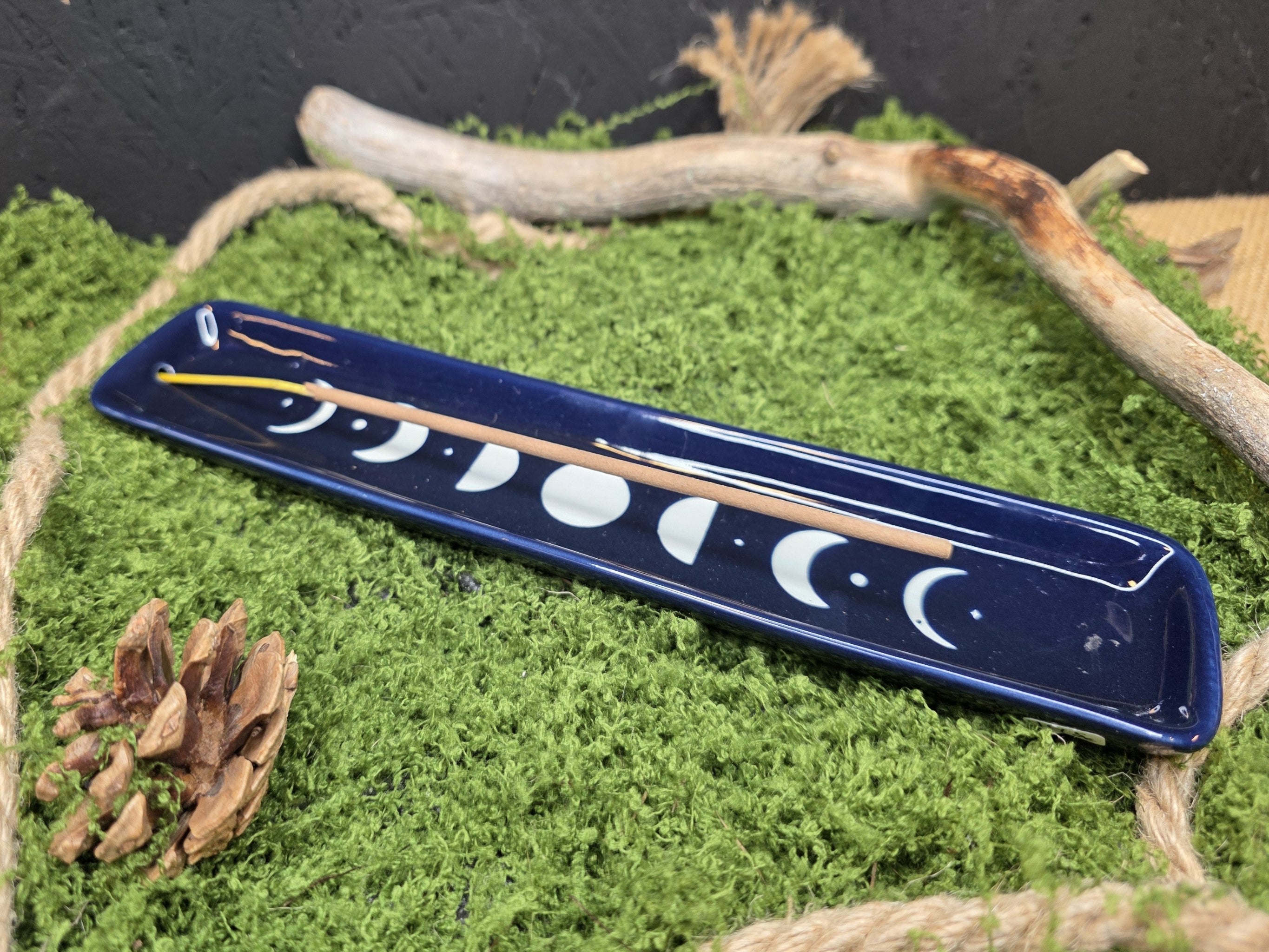 Keraaminen kuunvaihteet suitsukepidike