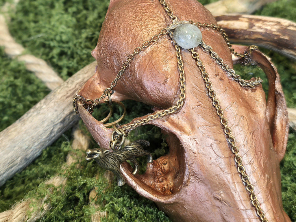 Koristeellinen aito ketun kallo,kuparimaalilla ja riipuksilla koristeltu.Kuva yksityiskohdista