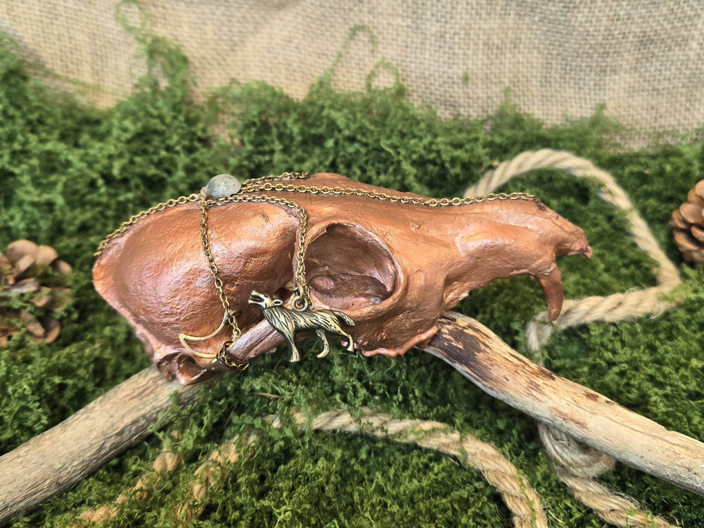 Koristeellinen aito ketun kallo,kuparimaalilla ja riipuksilla koristeltu.