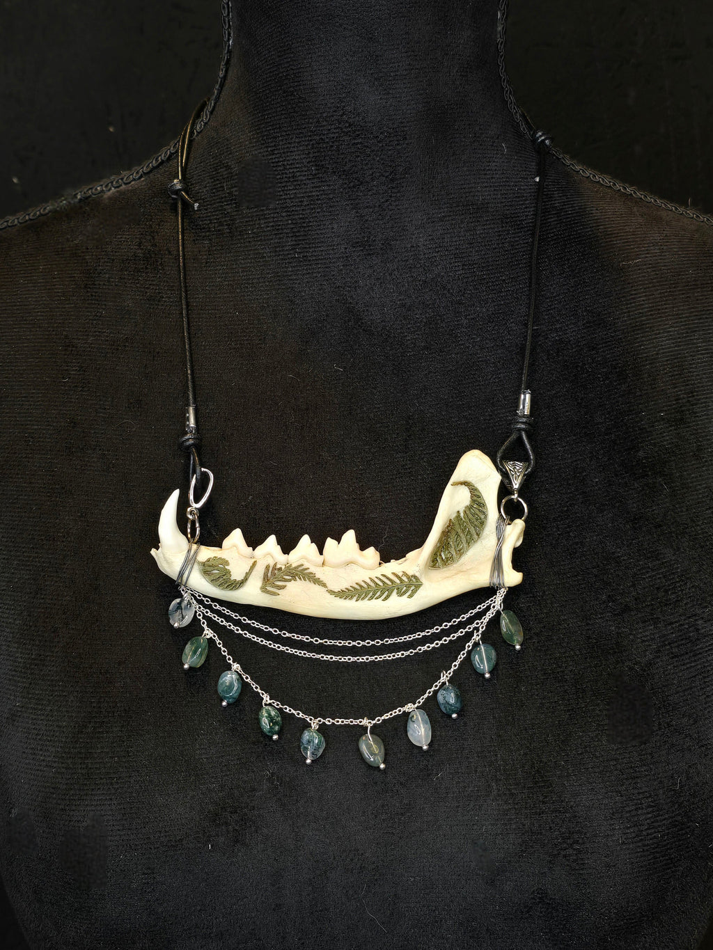 Ketunleukaluusta valmistettu kaulakoru, koristeltu sammalein ja sammalakaattihelmillä.