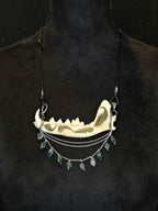 Ketunleukaluusta valmistettu kaulakoru, koristeltu sammalein ja sammalakaattihelmillä.