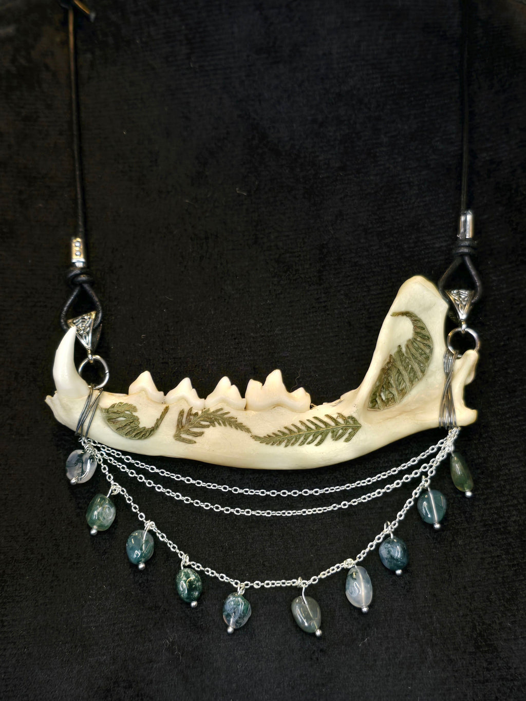 Ketunleukaluusta valmistettu kaulakoru, koristeltu sammalein ja sammalakaattihelmillä.