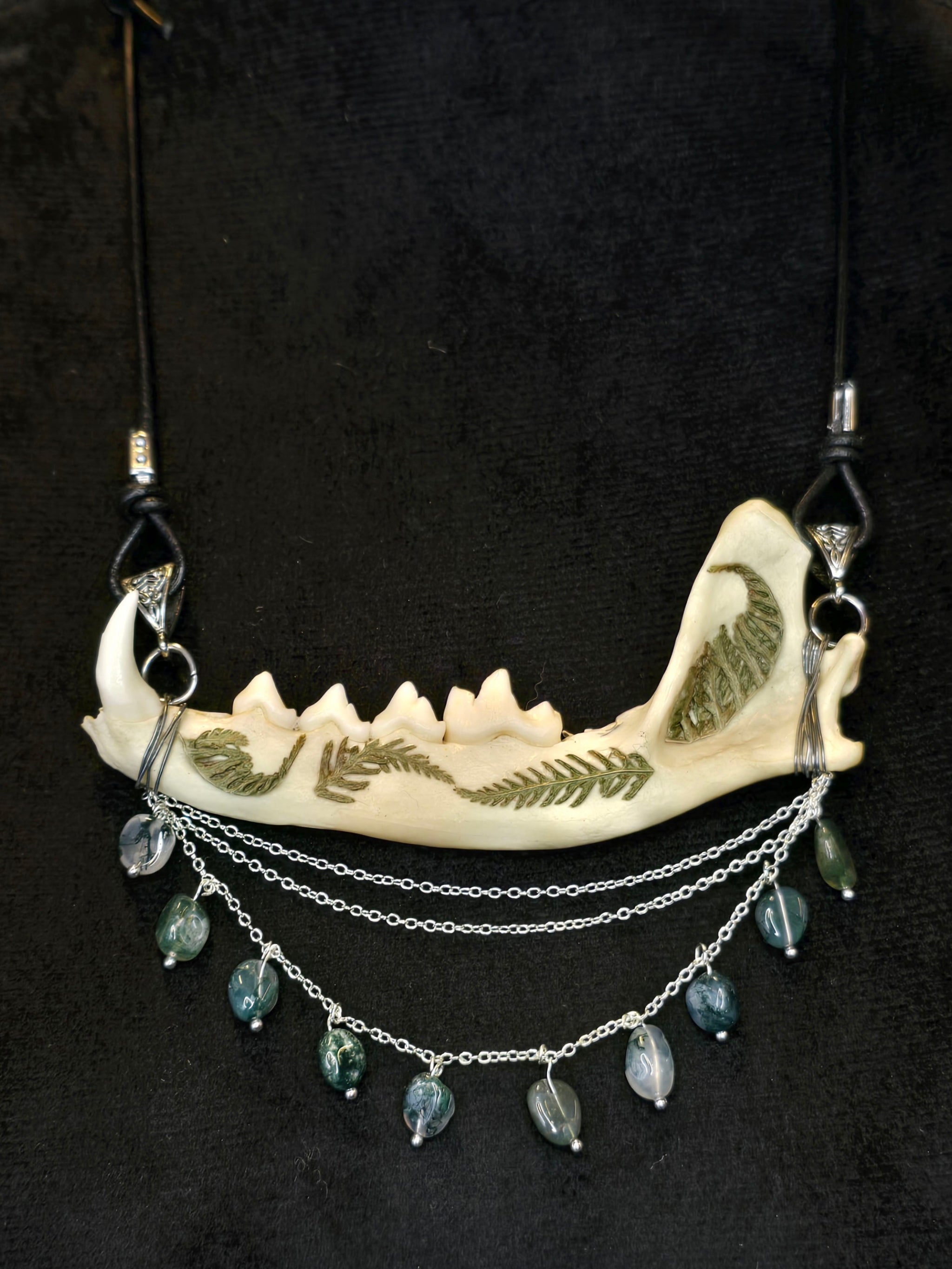 Ketunleukaluusta valmistettu kaulakoru, koristeltu sammalein ja sammalakaattihelmillä.