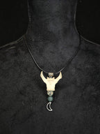 Ketunnikamasta valmistettu kaulakoru puuakaatti ja sammalakaatti helmillä ja kuu riipuksella.